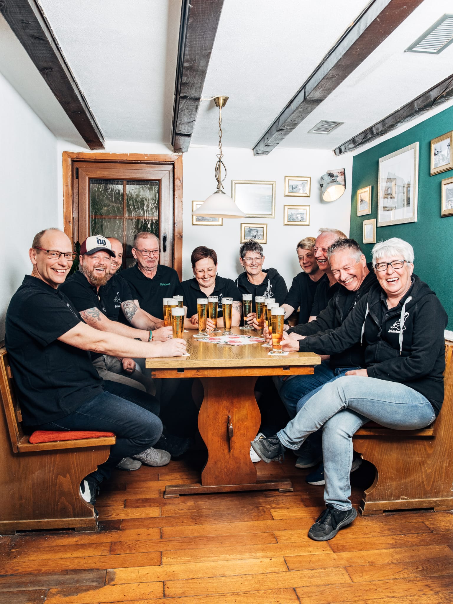 Gesellige Runde am Tisch im Stübchen des Christians
