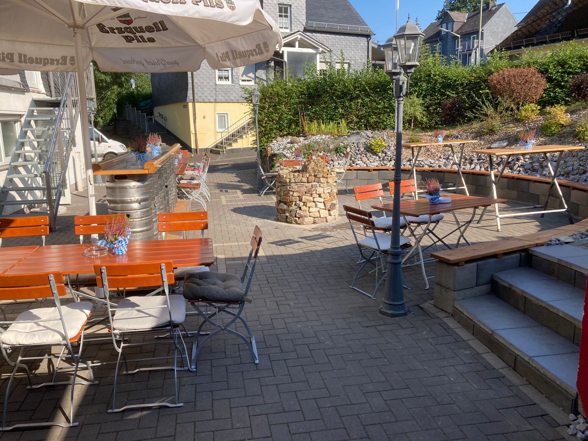 Biergarten des Christians mit Sitzplätzen und Sonnenschirmen